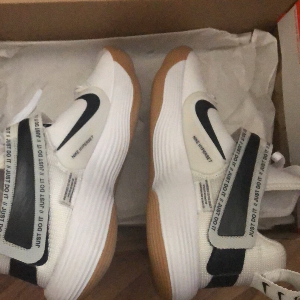 Unisex Nike React HyperSet
Indoor Court Shoes. Worn a few times on court. - Picture 7 of 9